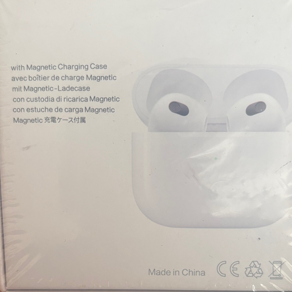 Apple White Earbud Headphones with Charging Case